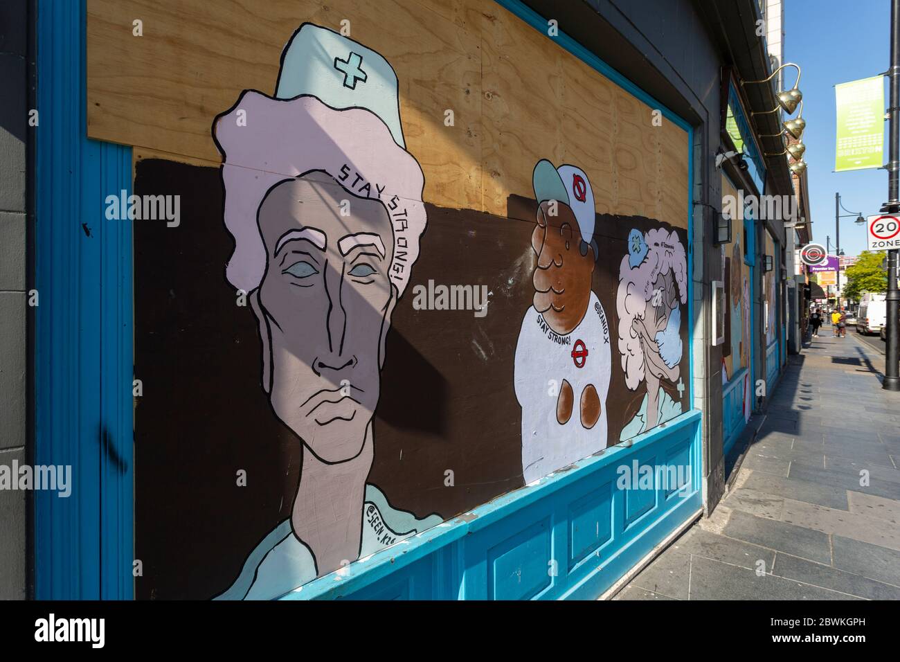 Street-Art-Porträts wichtiger Arbeiter außerhalb des geschlossenen Prince of Wales Pub in Brixton, während der Londoner Sperre aufgrund der Verbreitung von COVID-19 Stockfoto
