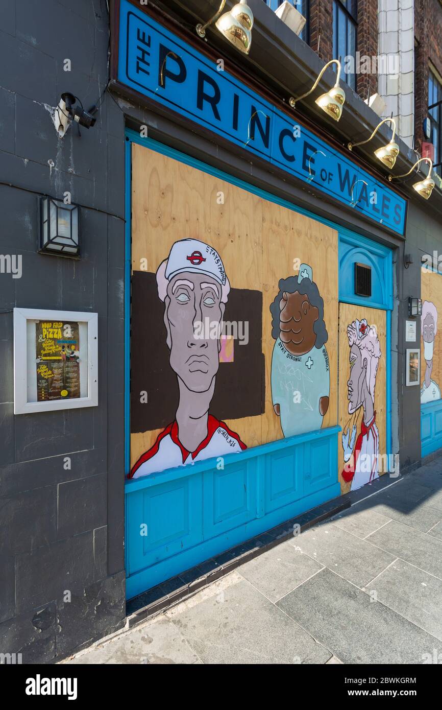 Street-Art-Porträts wichtiger Arbeiter außerhalb des geschlossenen Prince of Wales Pub in Brixton, während der Londoner Sperre aufgrund der Verbreitung von COVID-19 Stockfoto