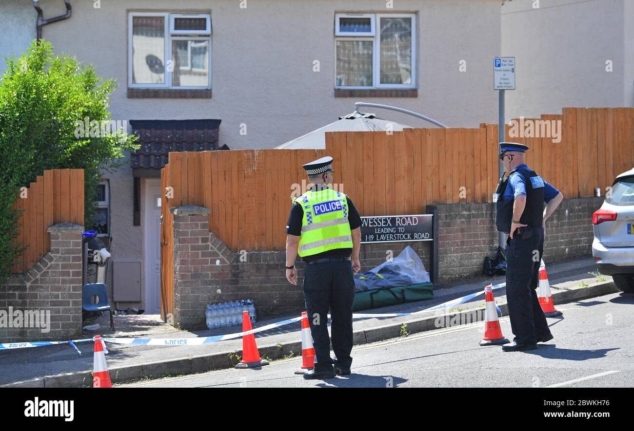Polizei vor einem Haus in der Wessex Road in Salisbury, Wiltshire, wo zwei Frauen nach einer Störung am Montag starben. Ein Mann in den 30er Jahren wurde wegen Mordes verhaftet und in der Melksham Polizeistation in Gewahrsam genommen. Stockfoto