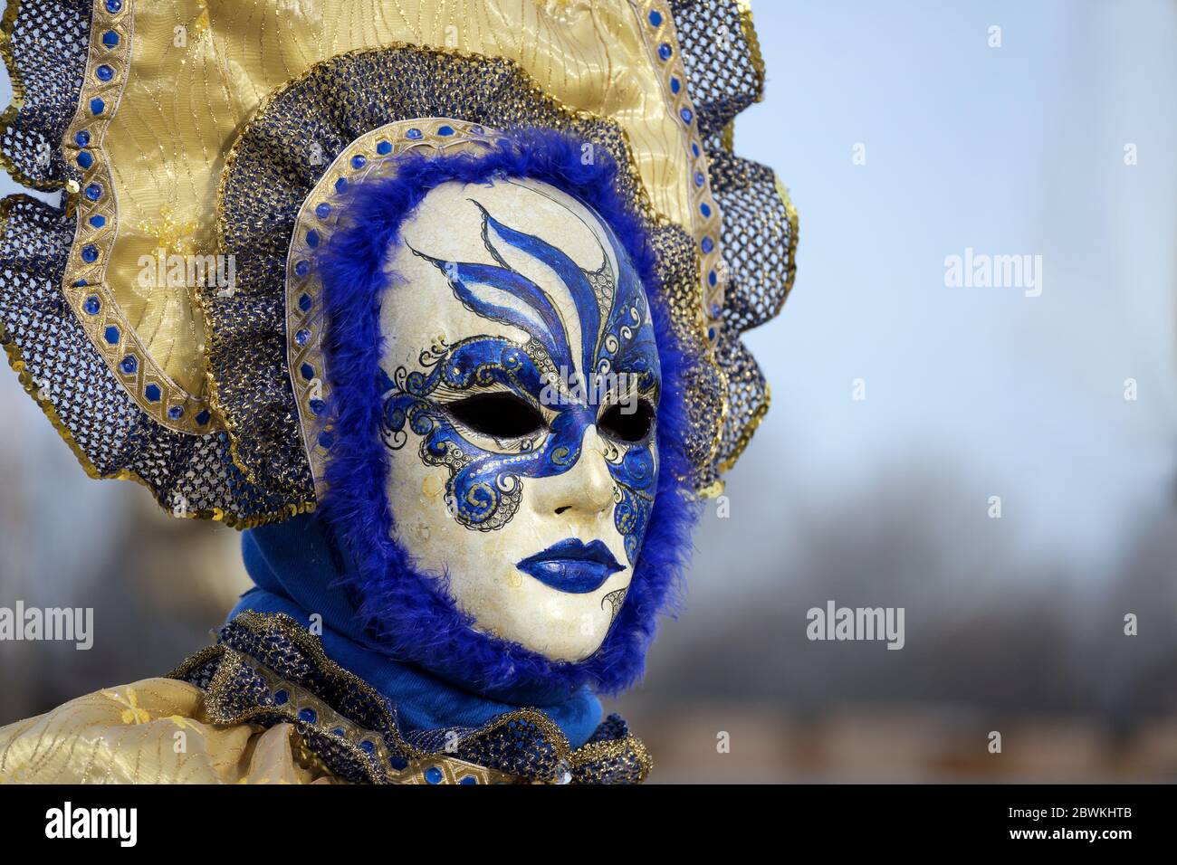 Hamburg, 08. Februar 2020: Frauenmaske auf der Faschingsfeier Maskenzauber, das heißt Zaubermasken, ein Straßenfest in Hamburg auf der Stockfoto