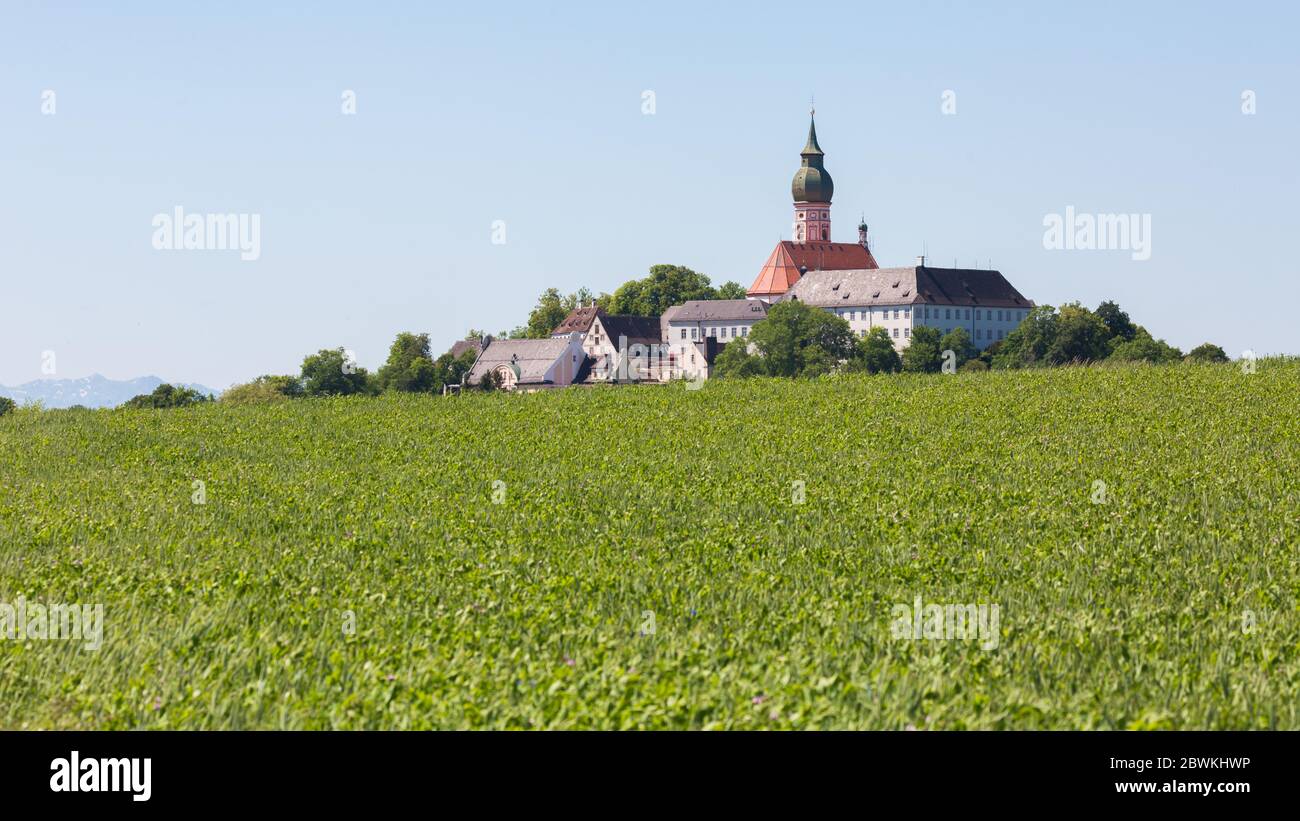 Kloster Andechs mit Grünfeld im Vordergrund. Stockfoto