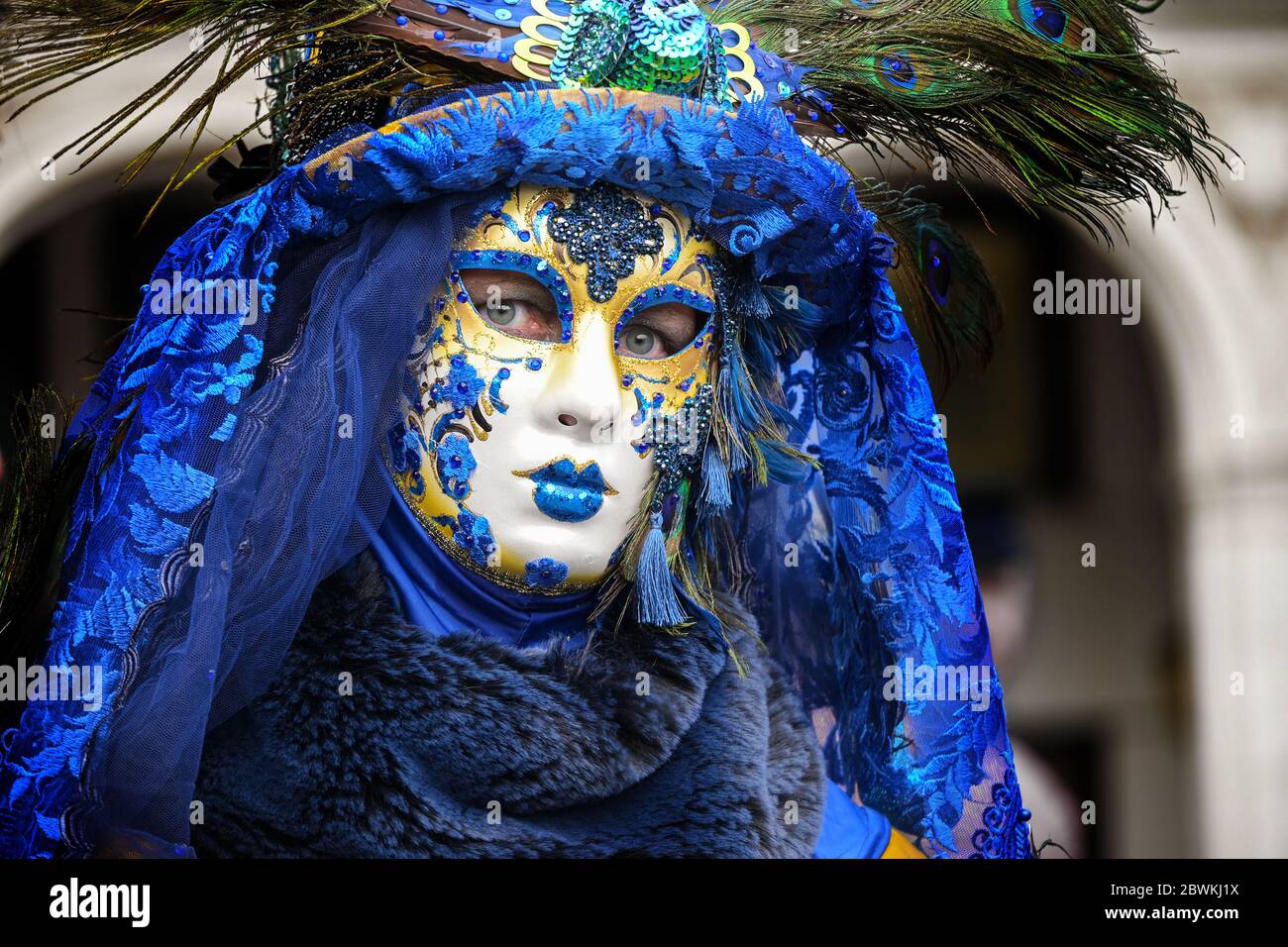 Hamburg, 08. Februar 2020: Frauenmaske mit blauem Kostüm auf der Faschingsfeier Maskenzauber, das heißt Zaubermasken, ein Straßenfest Stockfoto
