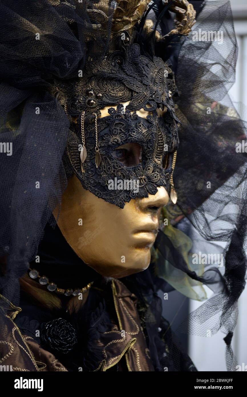Hamburg, 08. Februar 2020: Schwarz-goldene Maske auf der Faschingsfeier Maskenzauber, das heißt Zaubermasken, ein Straßenfest in Hamb Stockfoto