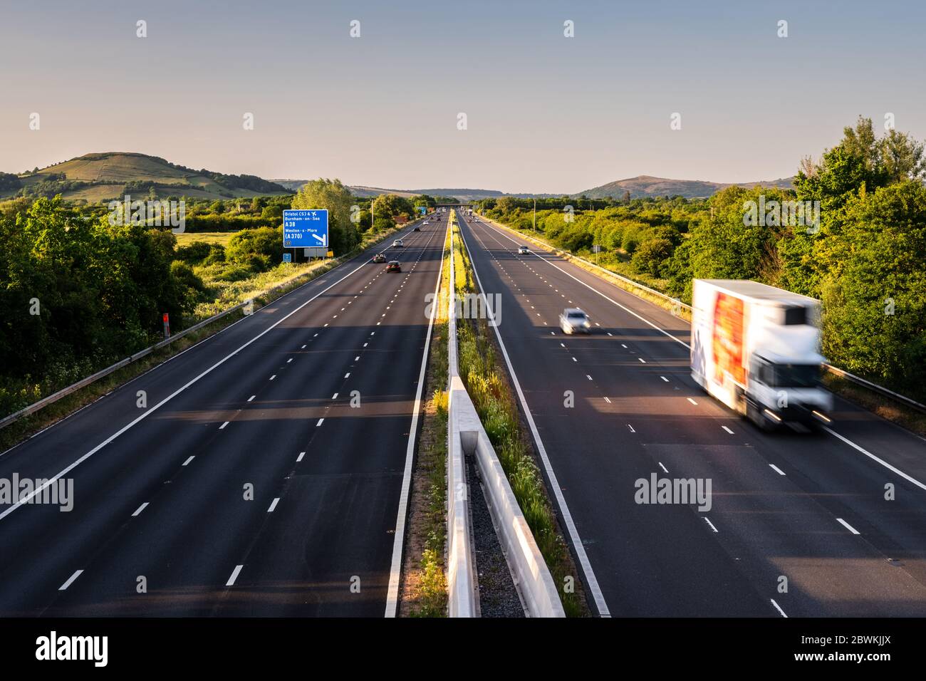 Highbridge, England, Großbritannien - 31. Mai 2020: Autos und Lastwagen fahren auf der Autobahn M5 bei Highbridge auf den Somerset-Ebenen, mit Brent Knoll und dem Me Stockfoto