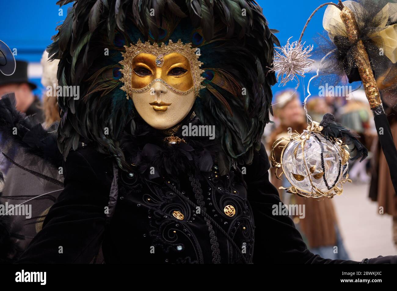 Hamburg, 08. Februar 2020: Goldene Maske mit schwarzen Federn auf der Faschingsfeier Maskenzauber, das heißt Zaubermasken, ein Straßenfest Stockfoto