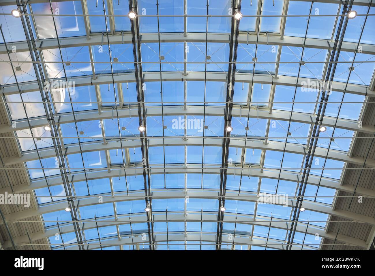 Hamburg, 05. Februar 2020: Halbrunde Dachkonstruktion aus Stahl und Glas im modernen Gebäude der Hamburger Messehallen unter einem Stockfoto