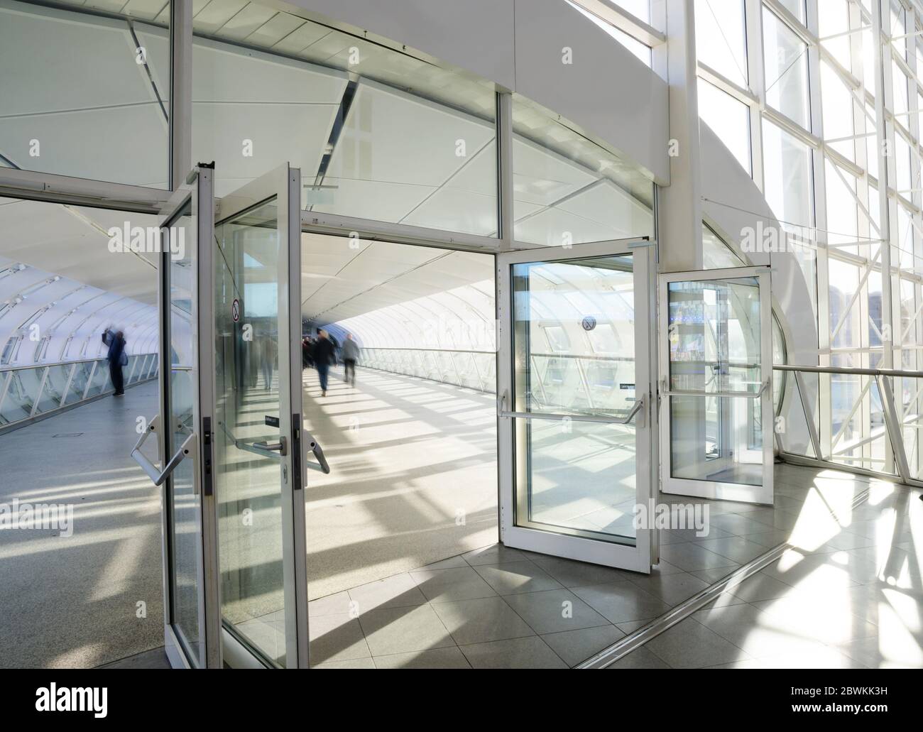 Hamburg, 05. Februar 2020: Fußgängerbrücke aus Stahl und Glas verbindet zwei Gebäude der Hamburger Messehallen, in denen einige Menschen leben Stockfoto