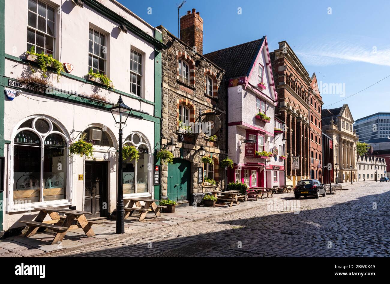 Bristol, England, UK - 25. Mai 2020: Morgensonne scheint in Pubs und Restaurants, die mit hängenden Körben und Fensterboxen an Bristol's historischem c Stockfoto