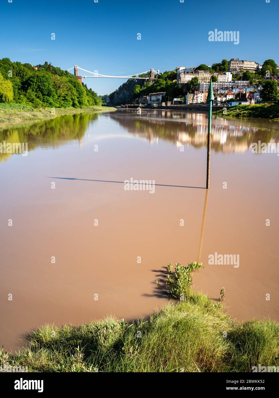 Bristol, England, UK - 25. Mai 2020: Morgensonne scheint auf der Clifton Hängebrücke und den Häusern von Hotwells und Clifton über dem schlammigen Fluss Avon Stockfoto