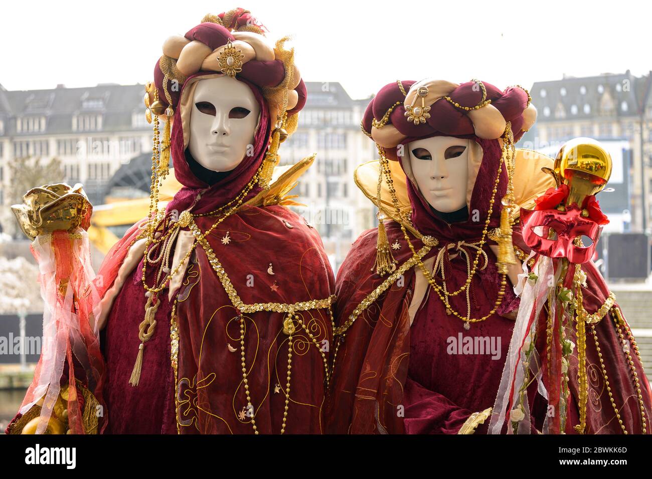 Hamburg, 08. Februar 2020: Zwei Masken mit roten Kostümen auf der Faschingsfeier Maskenzauber, einem Straßenfest in Hamburg an der Alster Stockfoto