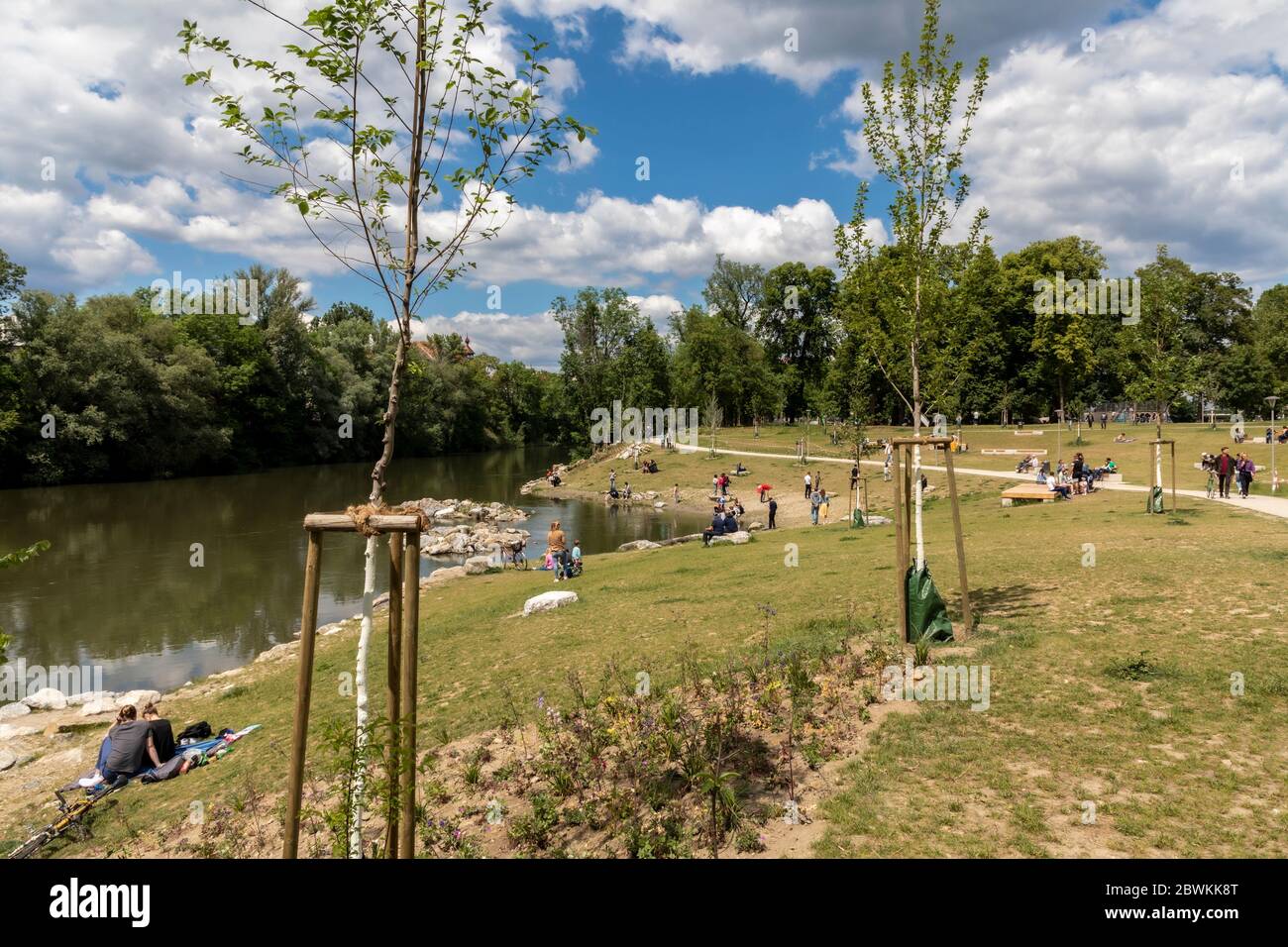 Graz, Österreich : 1. Juni 2020 :Landschaft mit landschaftlich reizvoller Aussicht auf den Augarten an der Mur in der Landeshauptstadt der Steiermark, Graz, Österreich. Stockfoto