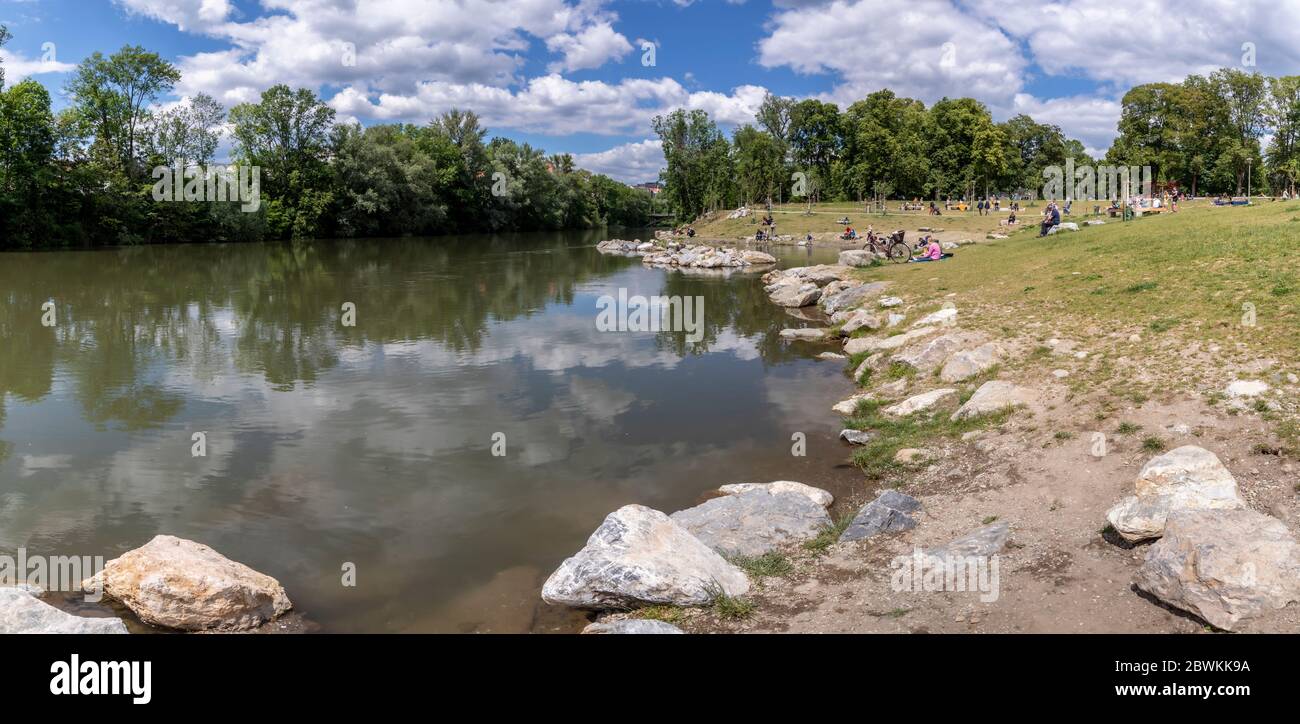 Graz, Österreich : 1. Juni 2020 :Landschaft mit landschaftlich reizvoller Aussicht auf den Augarten an der Mur in der Landeshauptstadt der Steiermark, Graz, Österreich. Stockfoto