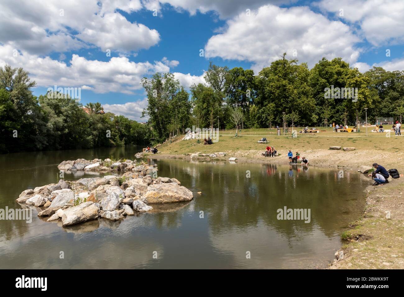 Graz, Österreich : 1. Juni 2020 :Landschaft mit landschaftlich reizvoller Aussicht auf den Augarten an der Mur in der Landeshauptstadt der Steiermark, Graz, Österreich. Stockfoto