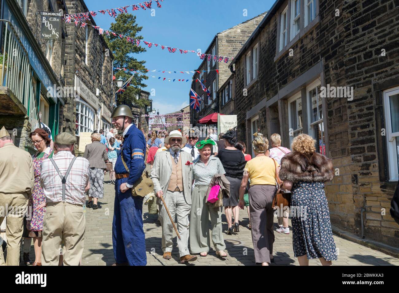 Besucher und Reenactors in Kostümen und Uniformen während des Wochenendes der 1940er Jahre in Haworth, West Yorkshire Stockfoto