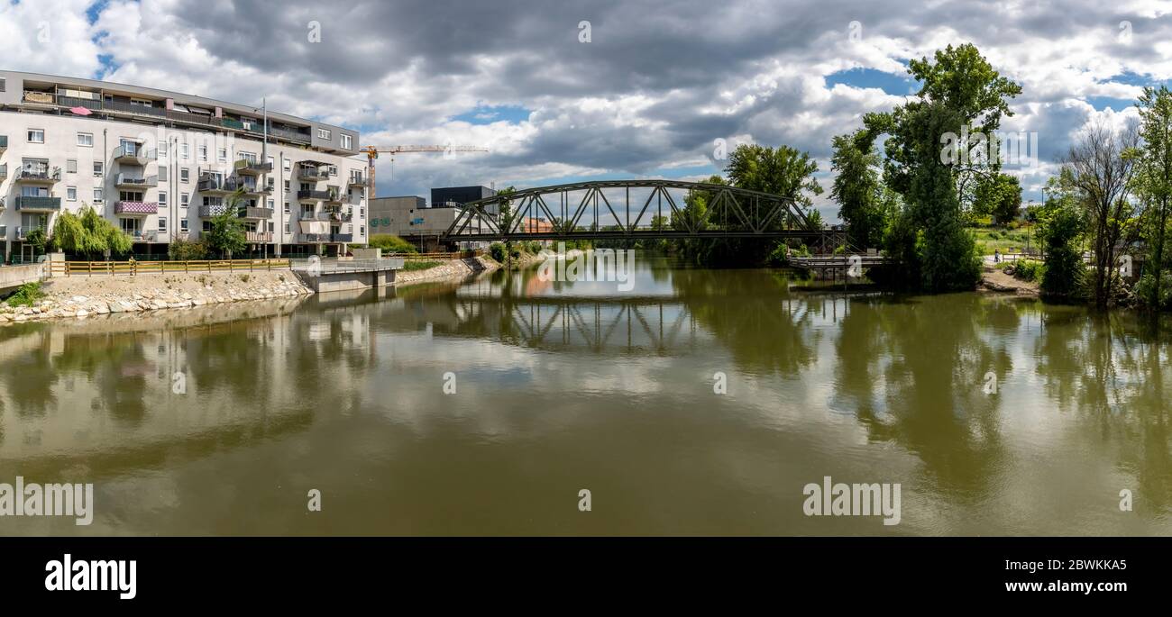 Graz, Österreich : 1. Juni 2020 :Stadtleben mit Eisenbahnbrücke über der Mur in der Landeshauptstadt der Steiermark, Graz, Österreich. Stockfoto