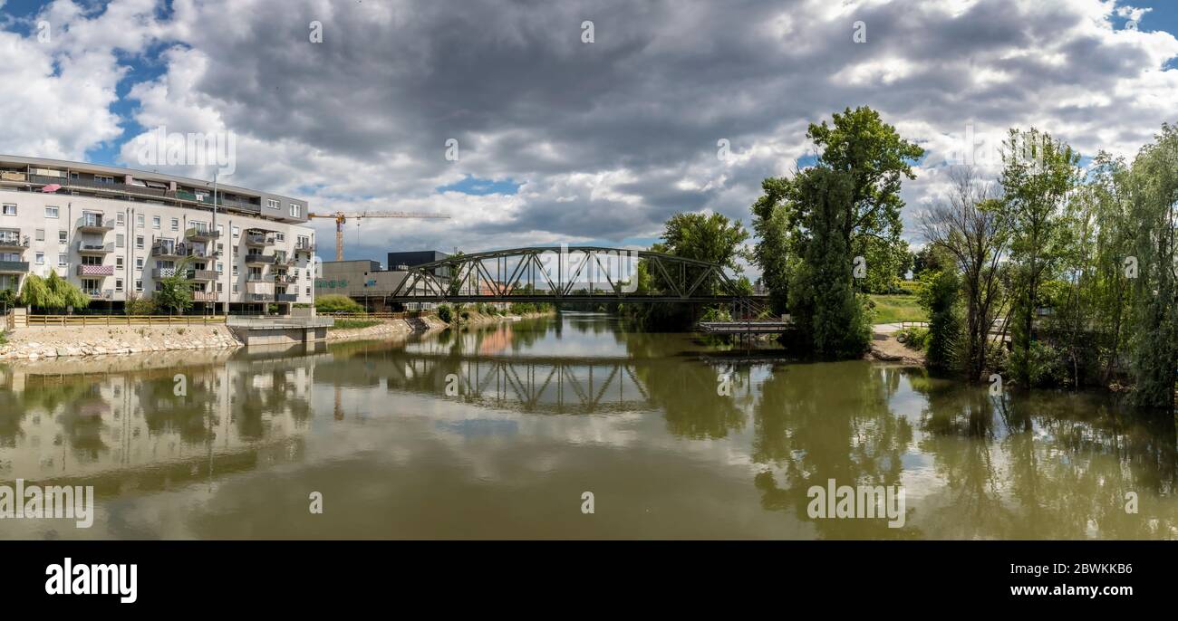 Graz, Österreich : 1. Juni 2020 :Stadtleben mit Eisenbahnbrücke über der Mur in der Landeshauptstadt der Steiermark, Graz, Österreich. Stockfoto