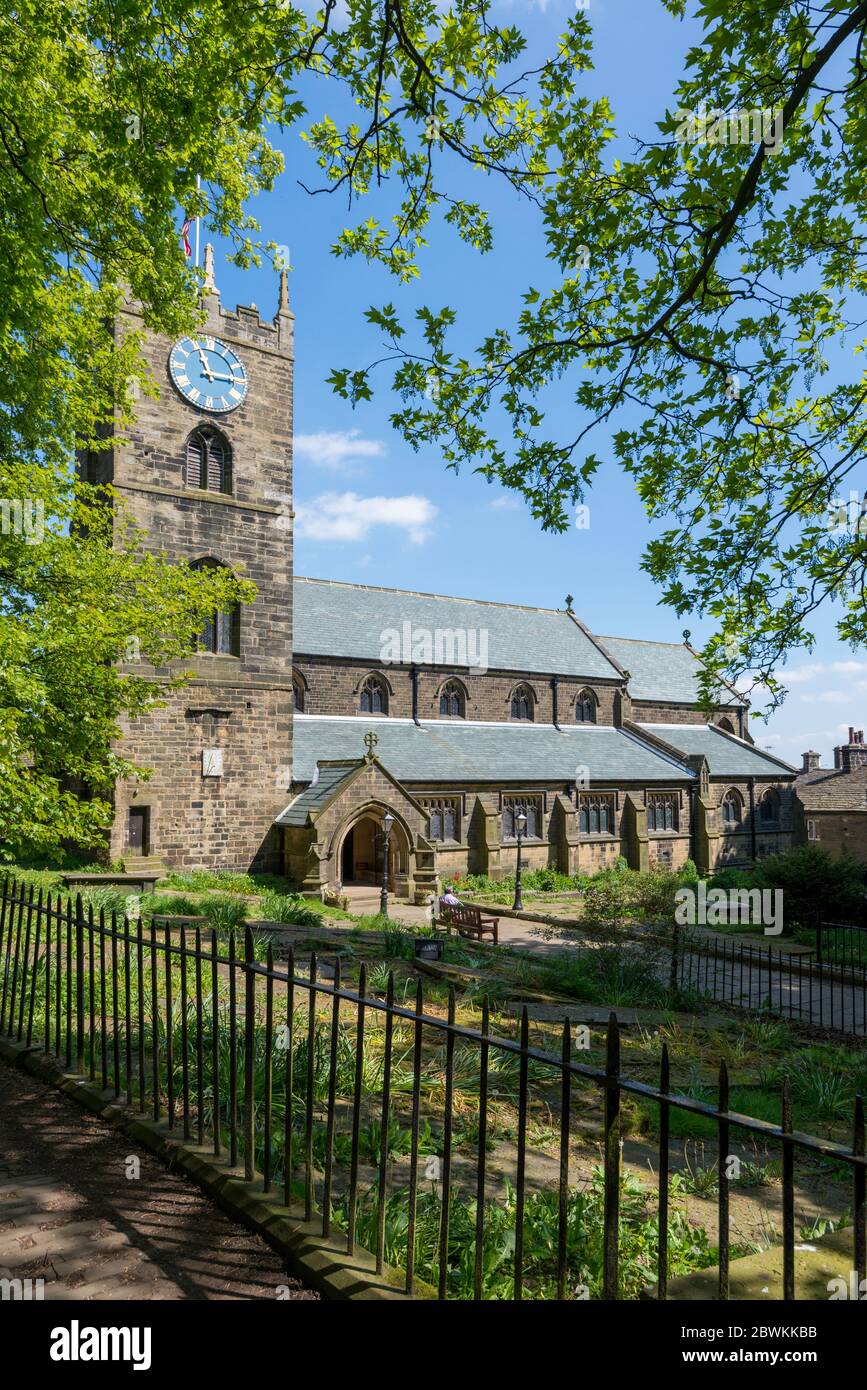 Außenansicht der Pfarrkirche St. Michael und alle Engel in Haworth, West Yorkshire Stockfoto