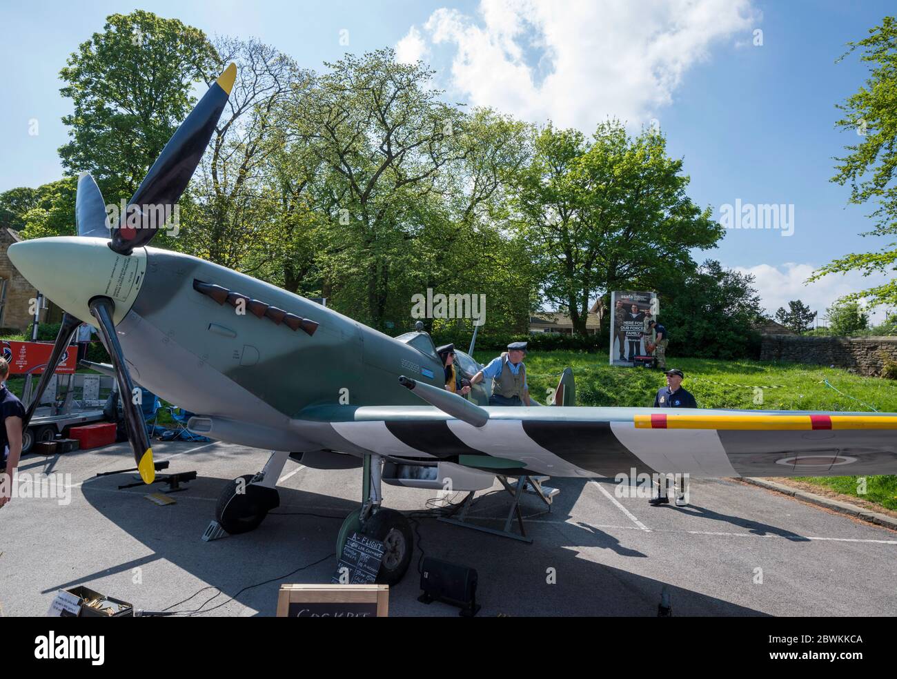 Eine Bodenausstellung Supermarine Spitfire stellte am 1940 s Wochenende in Howarth, West Yorkshire, aus Stockfoto