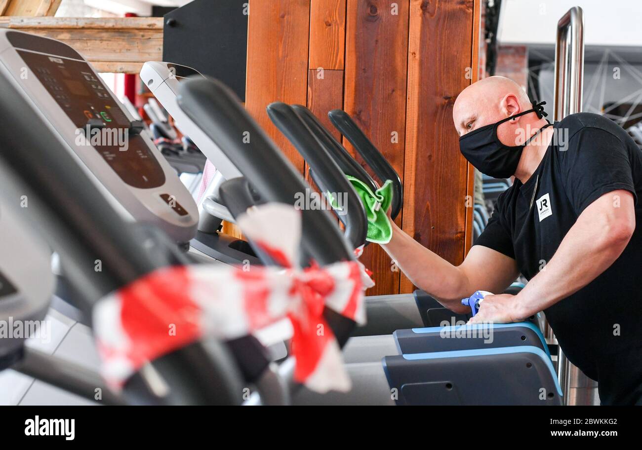 02. Juni 2020, Berlin: Der Mitarbeiter Kalle vom John Reed Fitness ...