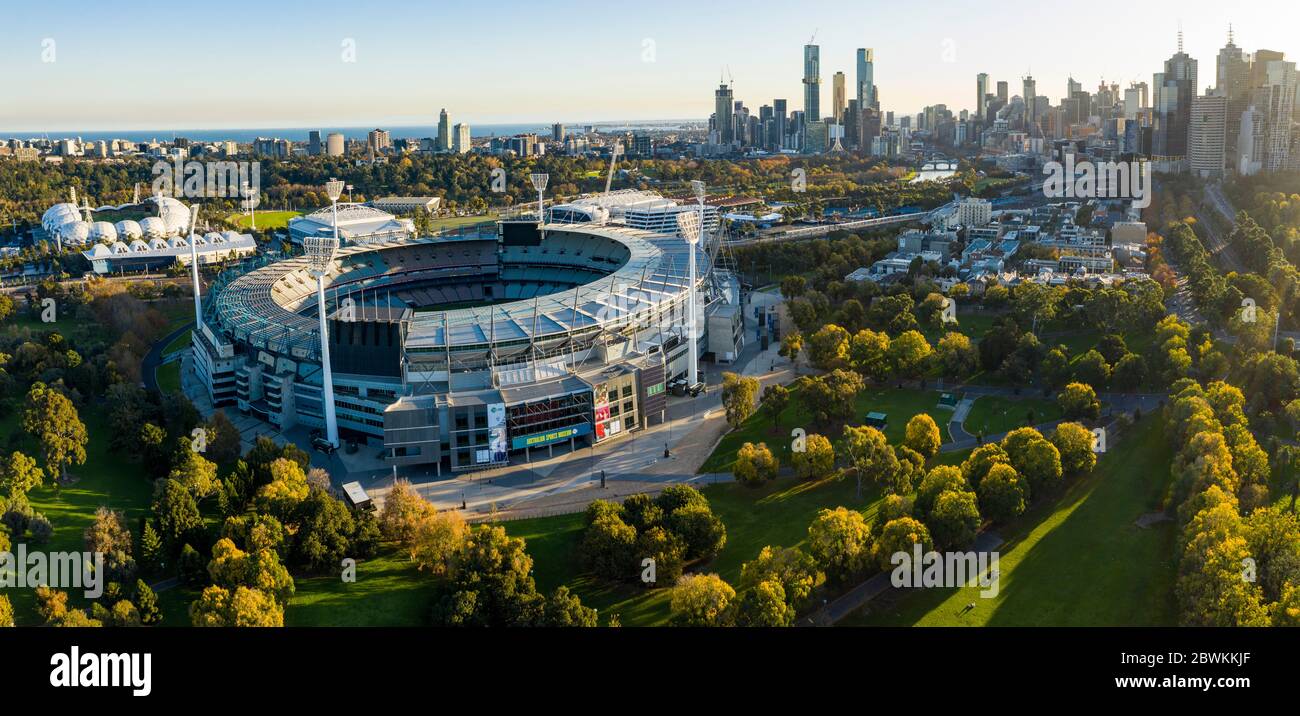 Melbourne Australien 15. Mai 2020 : Luftaufnahme des berühmten Melbourne Cricket Ground Stadions in der späten Nachmittagssonne Stockfoto