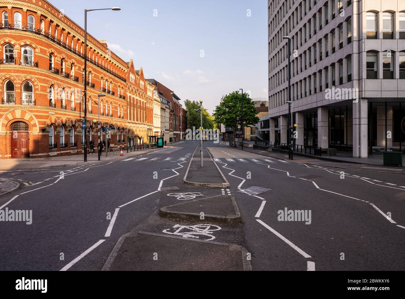 Bristol, England, UK - 4. Mai 2020: Eine Zyklusanlage auf einem zentralen Reservat bietet eine Form der gefilterten Permeabilität, die einige Umdrehungen in sid verhindert Stockfoto