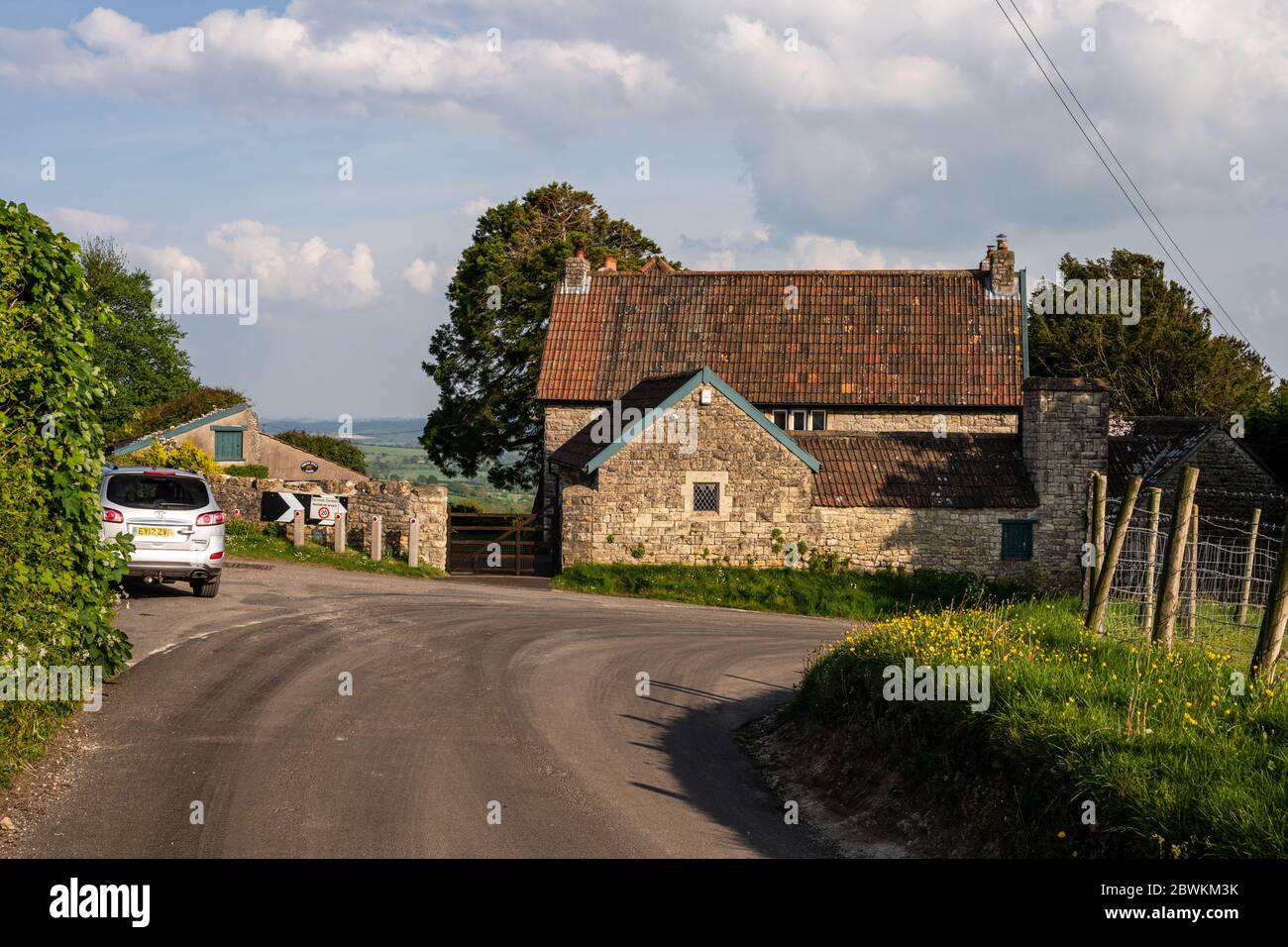 Dundry, England, UK - 4. Mai 2020: Sonne scheint auf dem traditionellen Bauernhaus und Hof der North Hill Farm in Dundry, North Somerset. Stockfoto