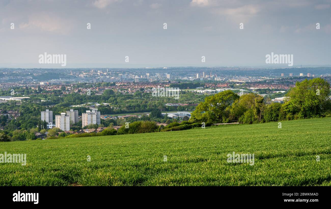 Die Wohnsiedlungen der South Bristol Vororte erstrecken sich unterhalb von Dundry Hill in Somerset, mit der Skyline von Bristol City Centre darüber hinaus. Stockfoto