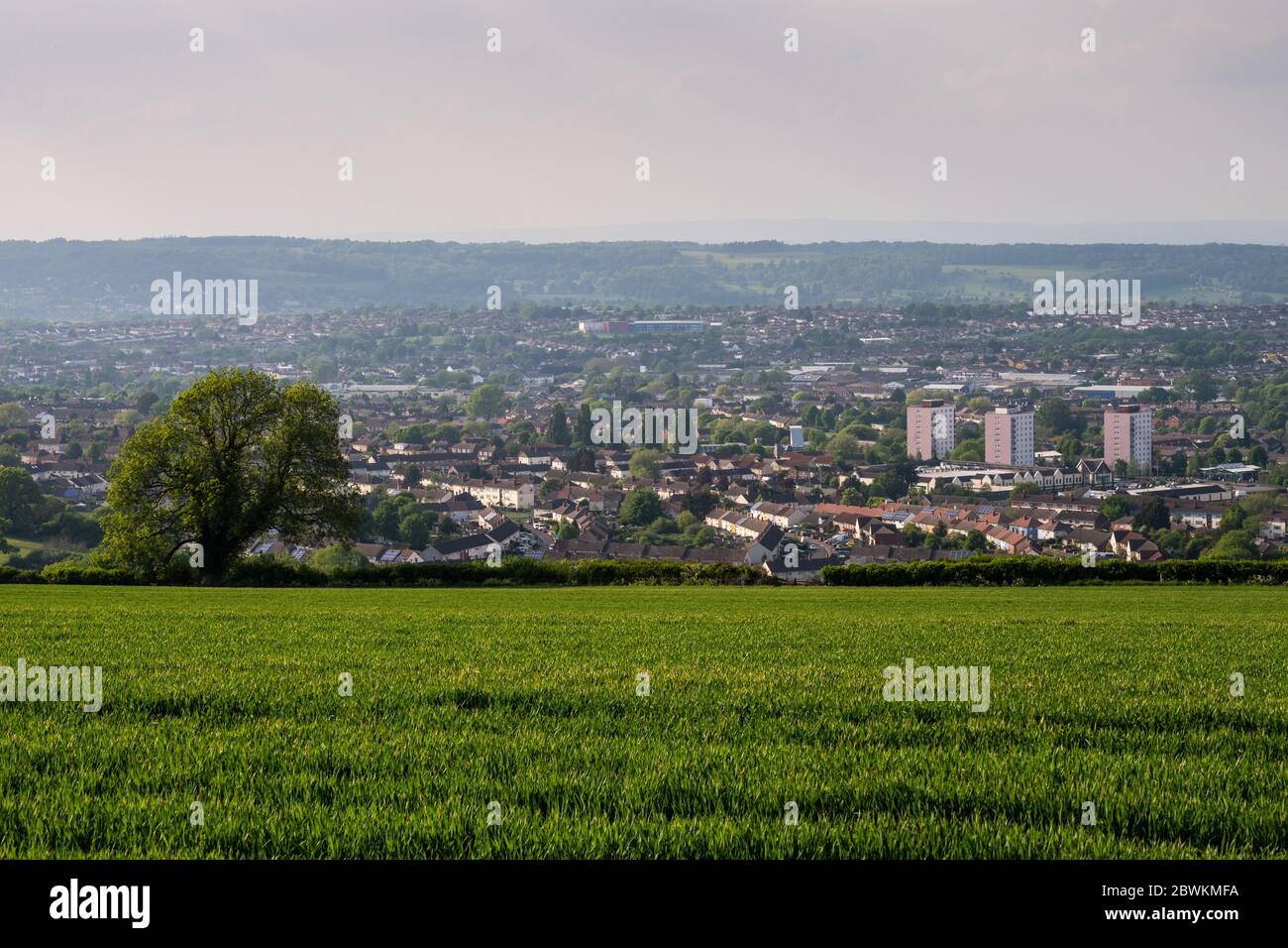 Hochhäuser und flache Wohnungen des Hartcliffe council Estate füllen das Stadtbild von South bristol, mit Bedminster Down und Ashton Court Esta Stockfoto