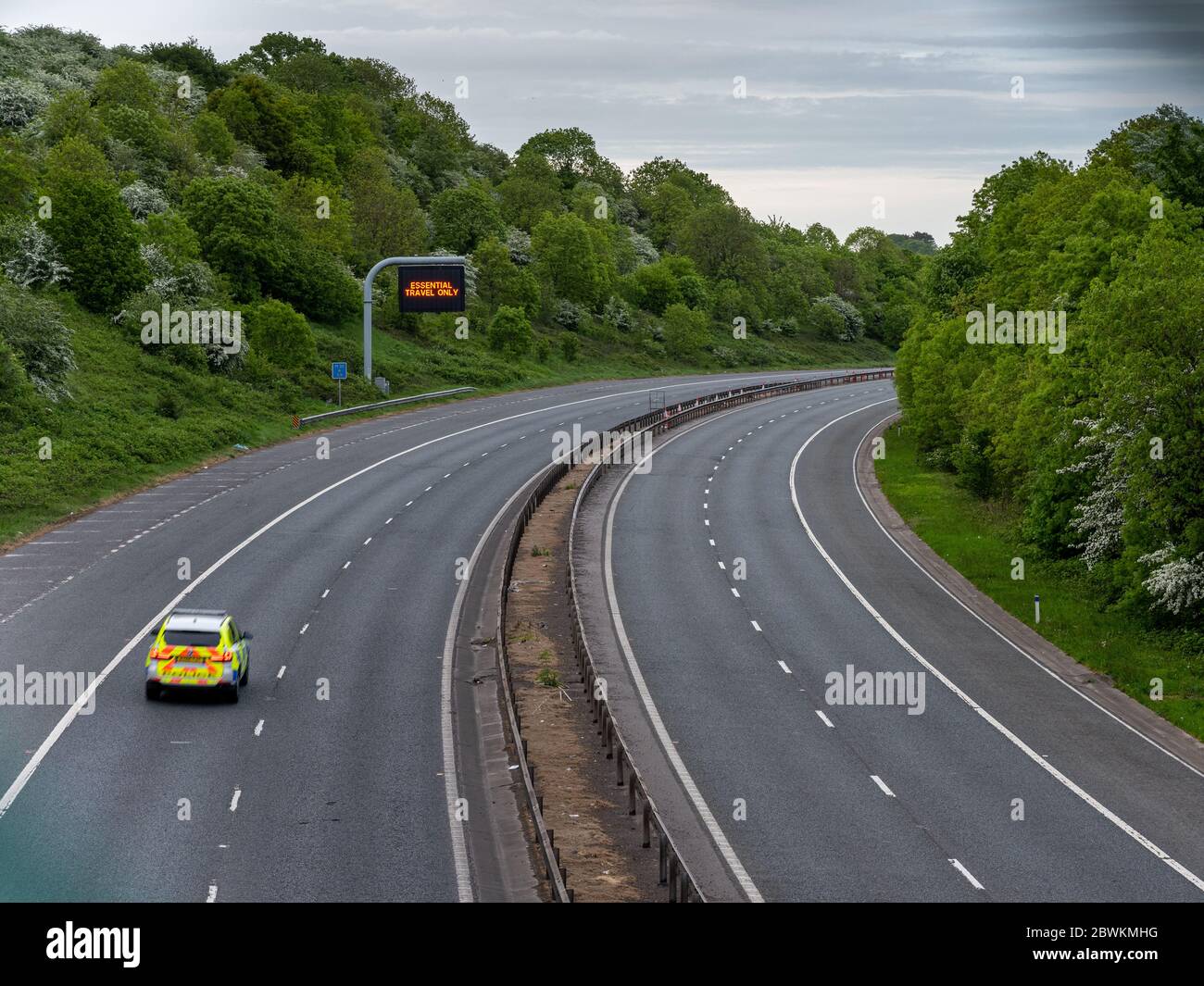 Bristol, England, UK - 29. April 2020: Ein Schild weist darauf hin, dass während der Covid nur eine wesentliche Reise an einer leeren Autobahn M32 in Bristol erlaubt ist Stockfoto