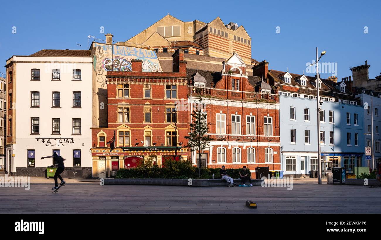 Bristol, England, Großbritannien - 19. April 2020: Junge Männer skareboard an einem sonnigen Abend in Bristol's Innenstadt. Stockfoto