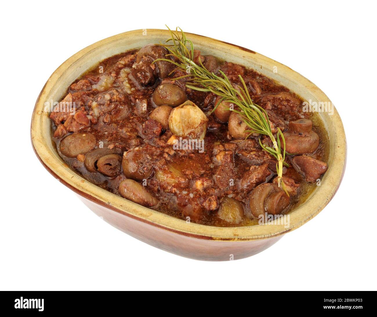 Rind Bourguignon mit Rotweinsoße, Pilzen und Schalotten in einem rustikalen Ofengericht auf weißem Hintergrund isoliert Stockfoto