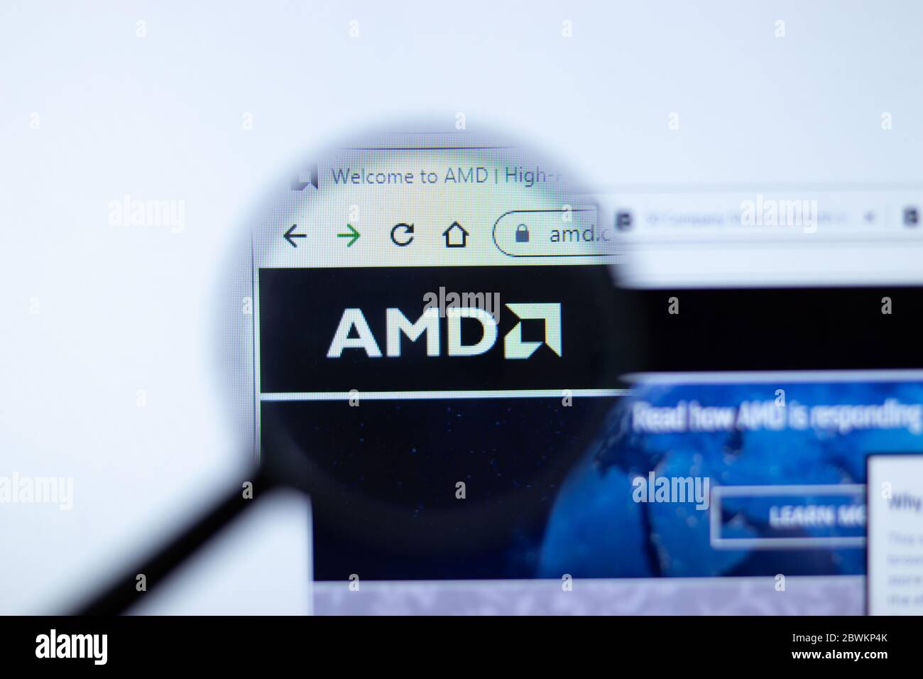 Moskau, Russland - 1. Juni 2020: AMD.com Webseite. AMD Advanced Micro Devices Inc Logo auf dem Bildschirm, illustrative Editorial. Stockfoto