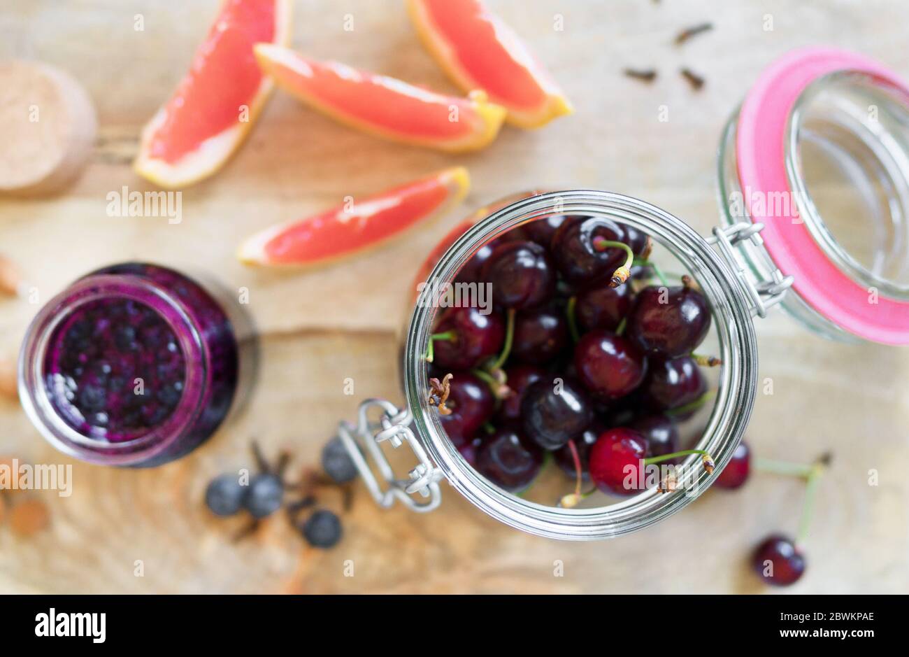 Grapefruitscheiben und Kirschen in einem Glas. Stockfoto