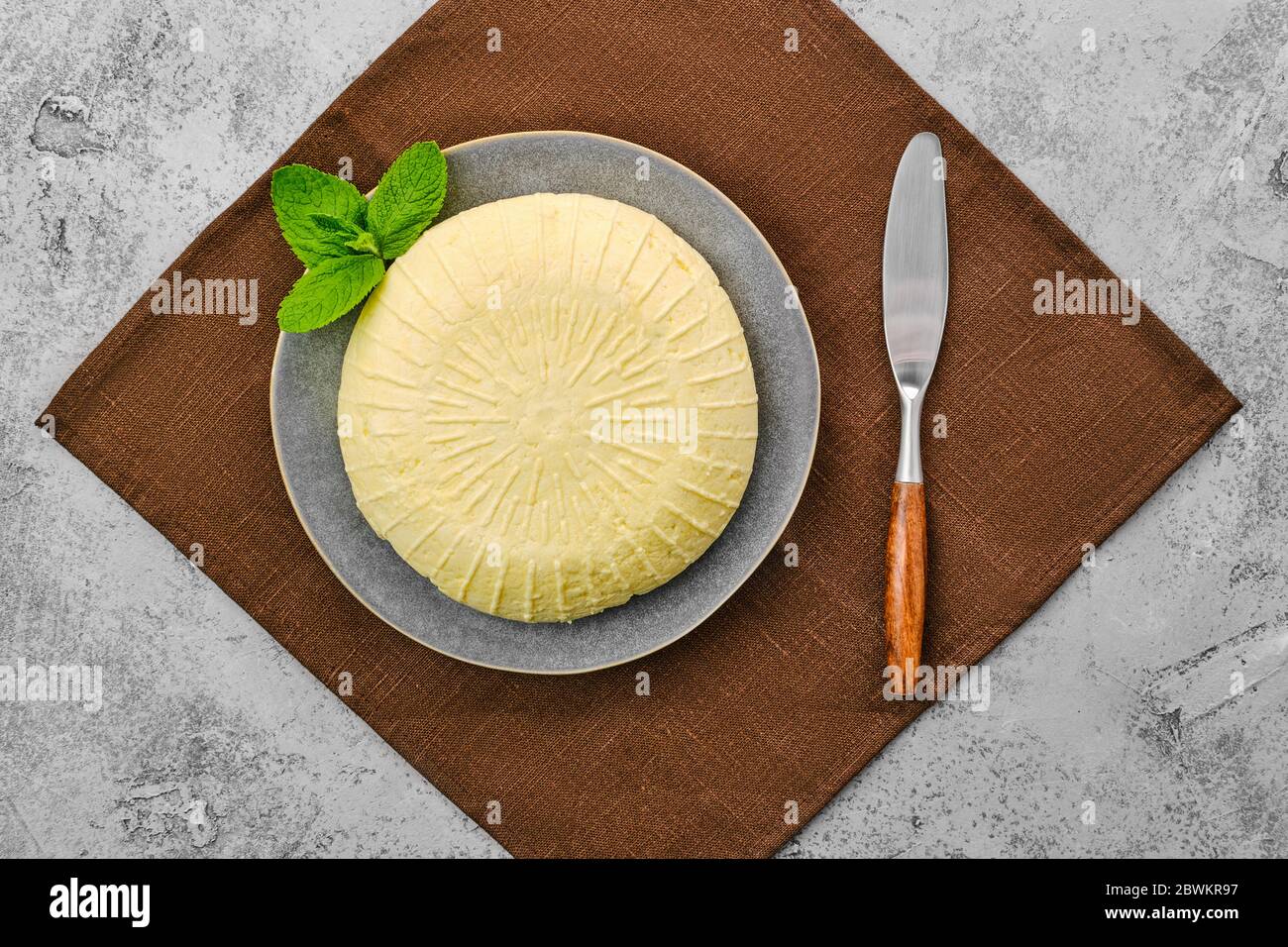 Blick von oben auf den Adyghe-Käse auf dem Teller Stockfoto