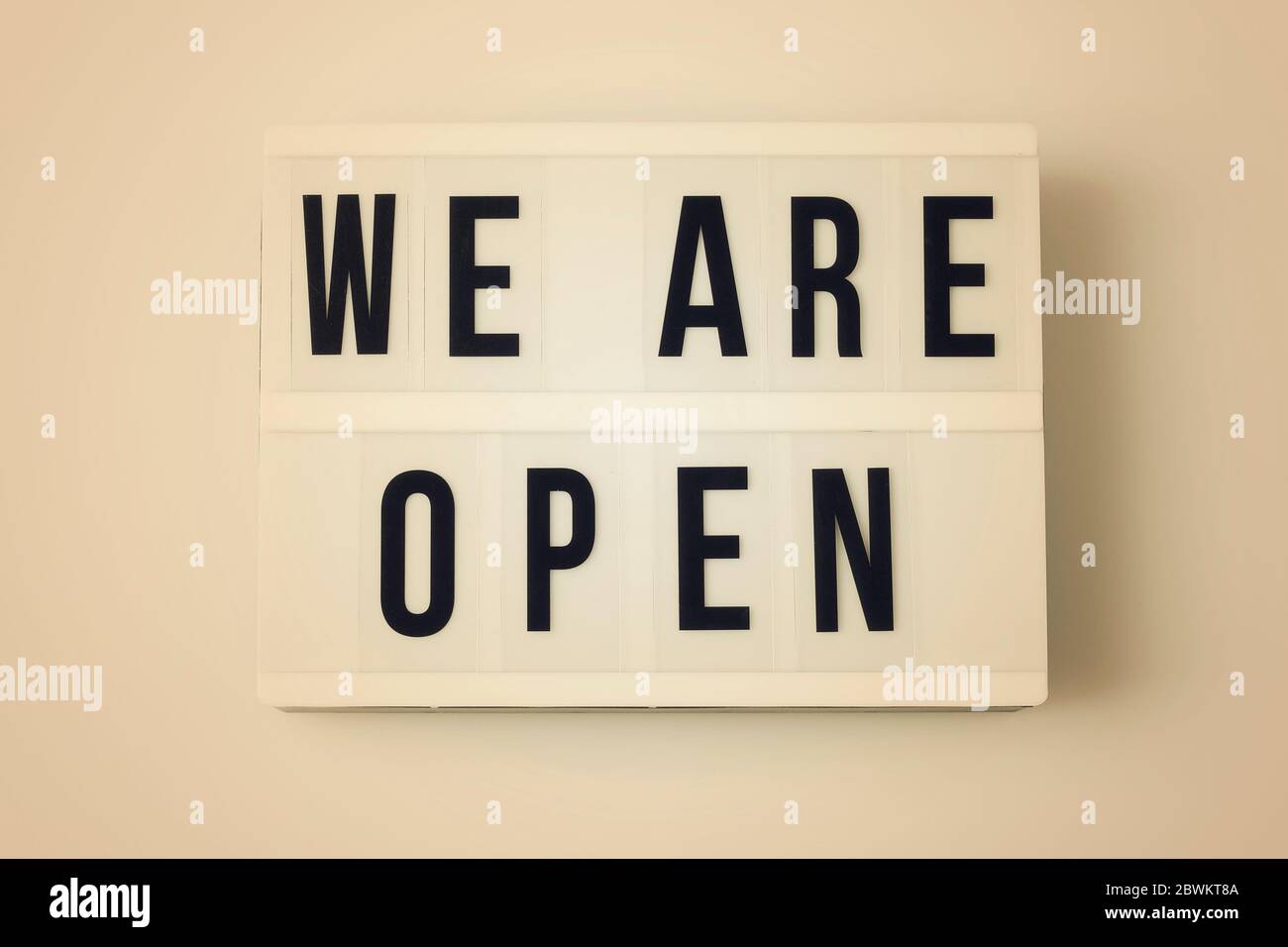 Leuchtkasten mit Text wir sind offen, Wiedereröffnung nach covid-19 Shutdown Konzept Stockfoto
