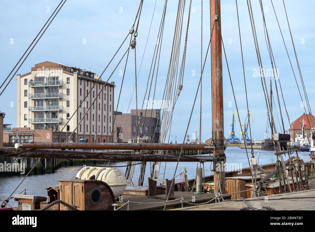 Hafen von Wismar an der Ostsee mit einem historischen Segelschiff im Vordergrund, Touristenmagnet in der alten hansestadt, Deutschland, Europa, auswählen Stockfoto