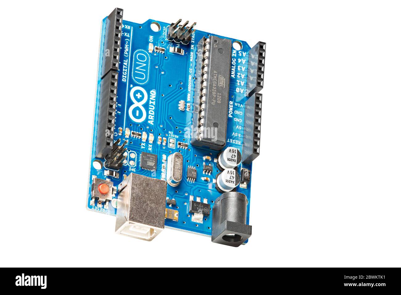 DURBAN SÜDAFRIKA - MÄRZ 28 2020: Arduino Uno, Open Source Mikrocontroller-Entwicklungsplatine, isoliert auf weißem Hintergrund Stockfoto