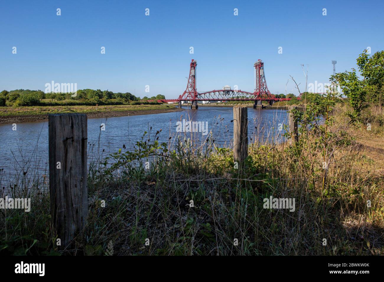 Ein allgemeiner Blick auf Newport Bridge, die den Fluss Tees von Stockton auf Tees nach Middlesbrough überspannt. Stockfoto