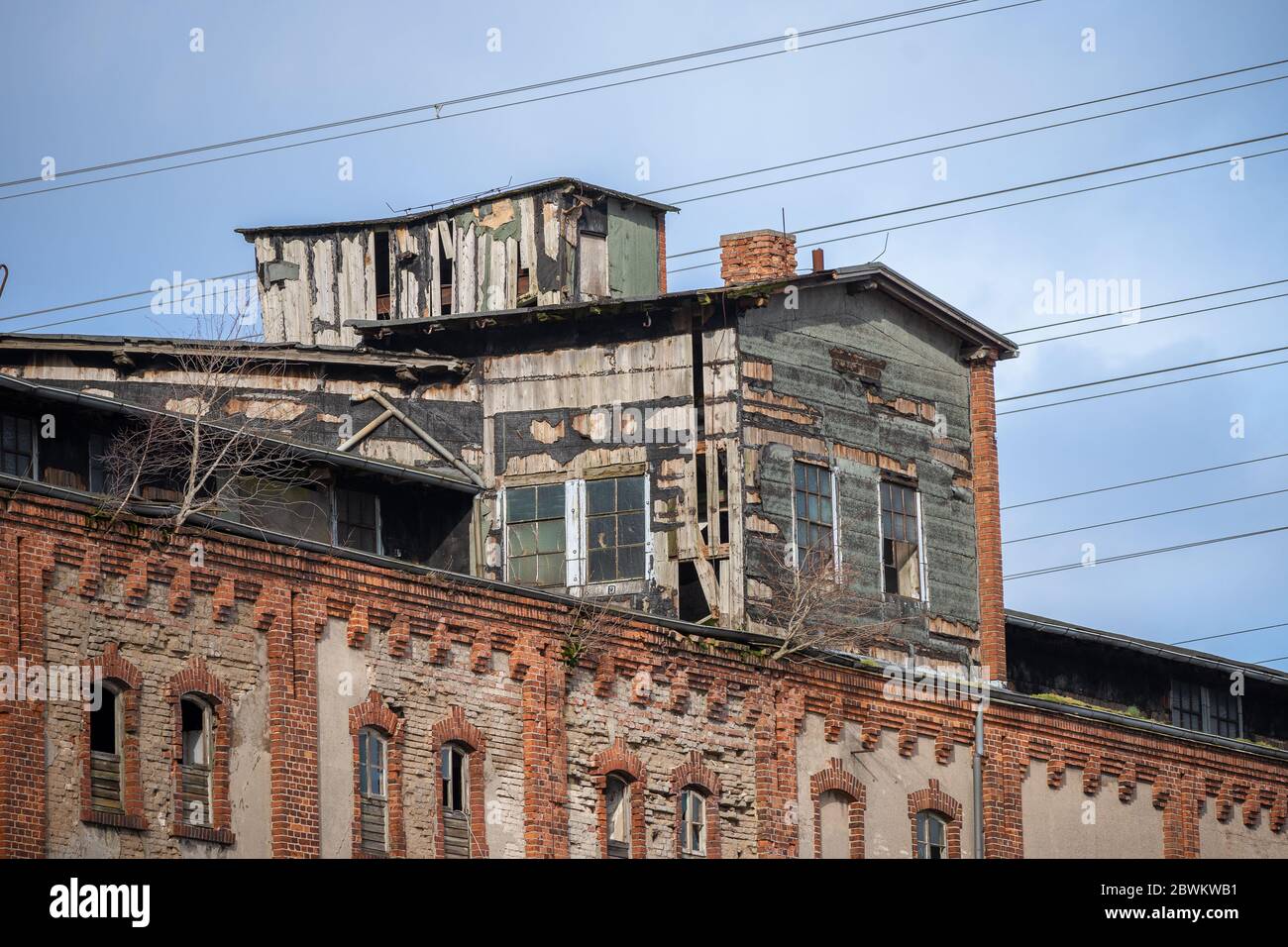 Verlorener Ort, verlassene, verfallene Ziegelgebäude im alten Frachthafen Lübeck Stockfoto