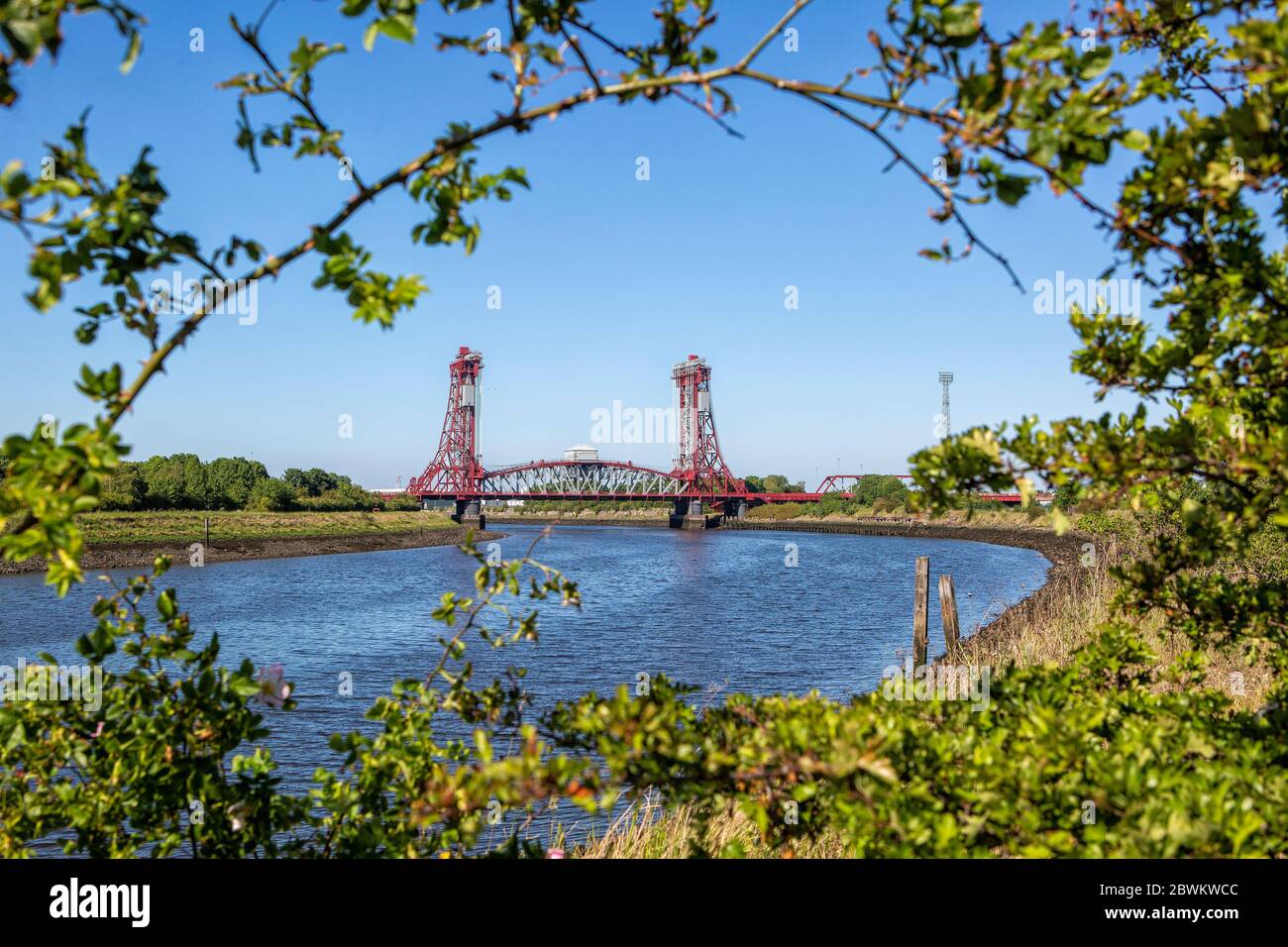 Ein allgemeiner Blick auf Newport Bridge, die den Fluss Tees von Stockton auf Tees nach Middlesbrough überspannt. Stockfoto