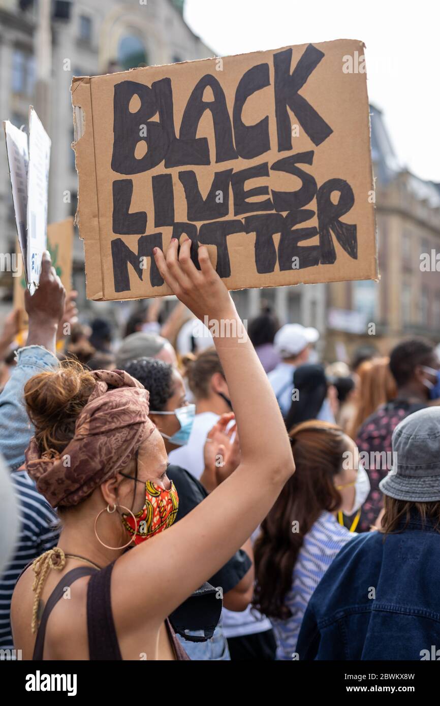 Demonstration in Amsterdam. Protestierende gegen Polizeibrutalität gegen afro-amerikanische Bürger in den USA nach dem Tod von George Floyd. Stockfoto