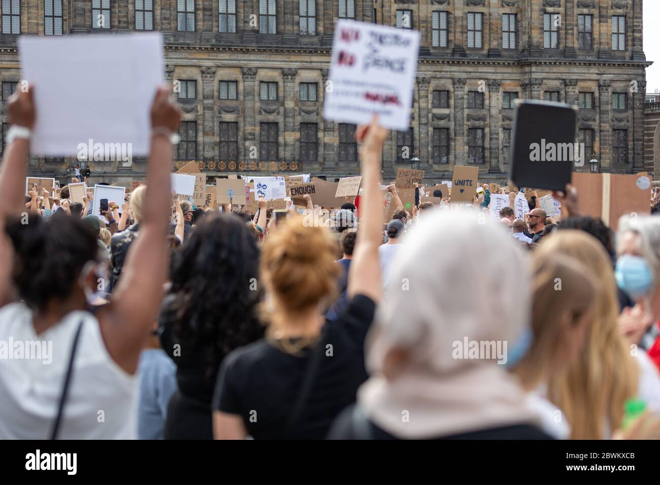 Demonstration in Amsterdam. Protestierende gegen Polizeibrutalität gegen afro-amerikanische Bürger in den USA nach dem Tod von George Floyd. Stockfoto