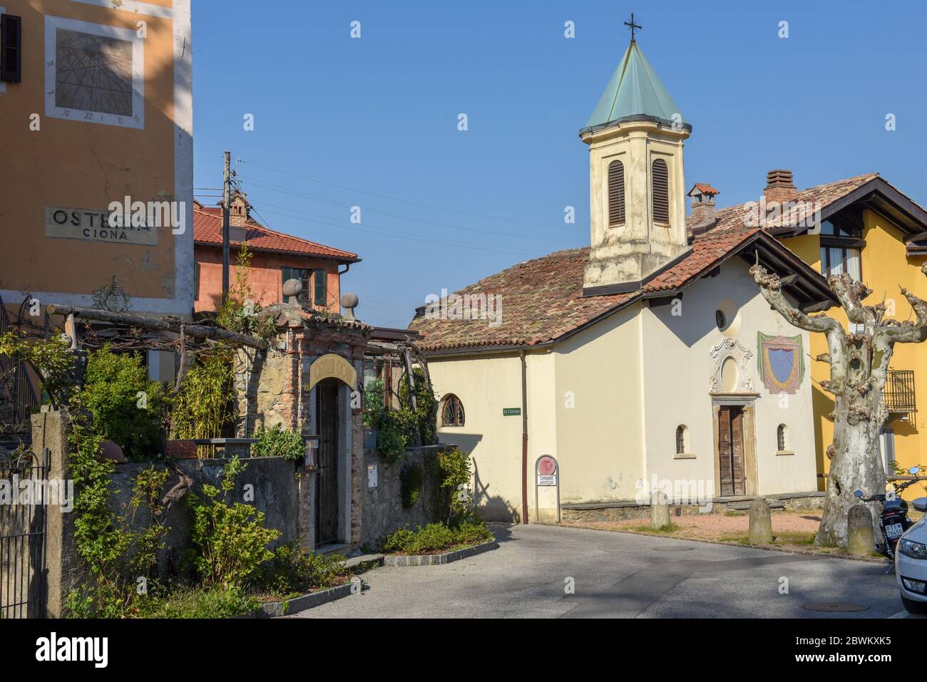 Alte Kirche im Dorf Ciona bei Carona in den Schweizer alpen Stockfoto