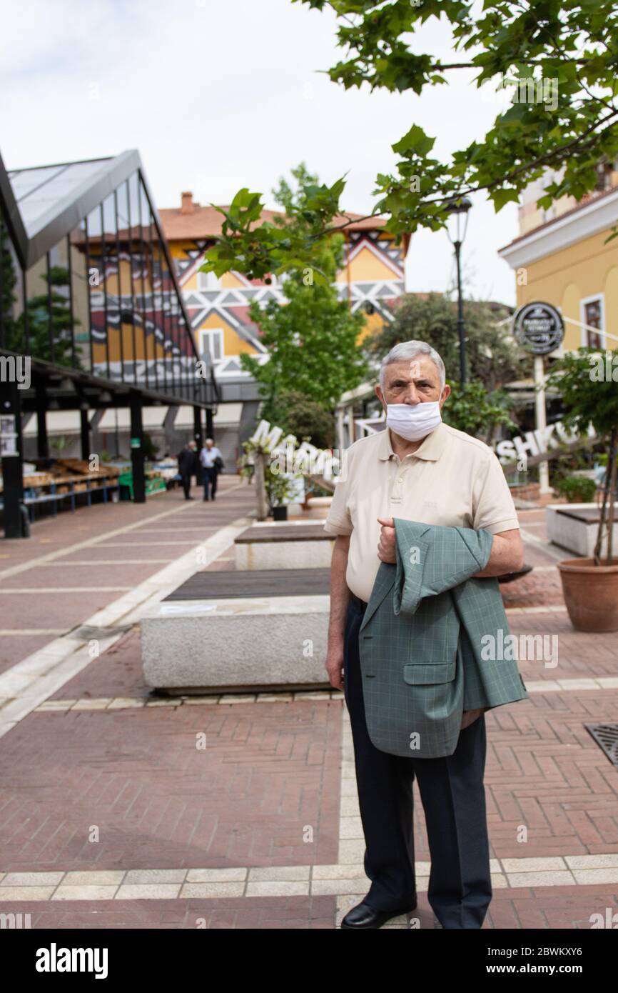 Tirana.Albanien .Mai 2020:Porträt eines alten Mannes mit Gesichtsmaske. Stockfoto