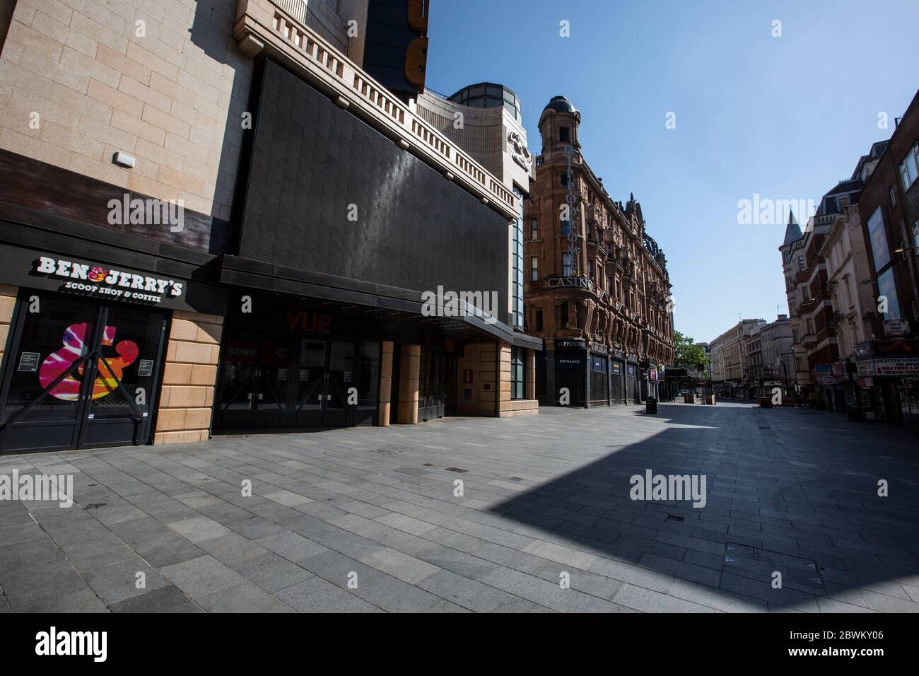 Leere Straßen des Leicester Square Bereich des West End in London während der Coronavirus Sperrbeschränkungen, wo Unternehmen nicht öffnen können, Großbritannien Stockfoto