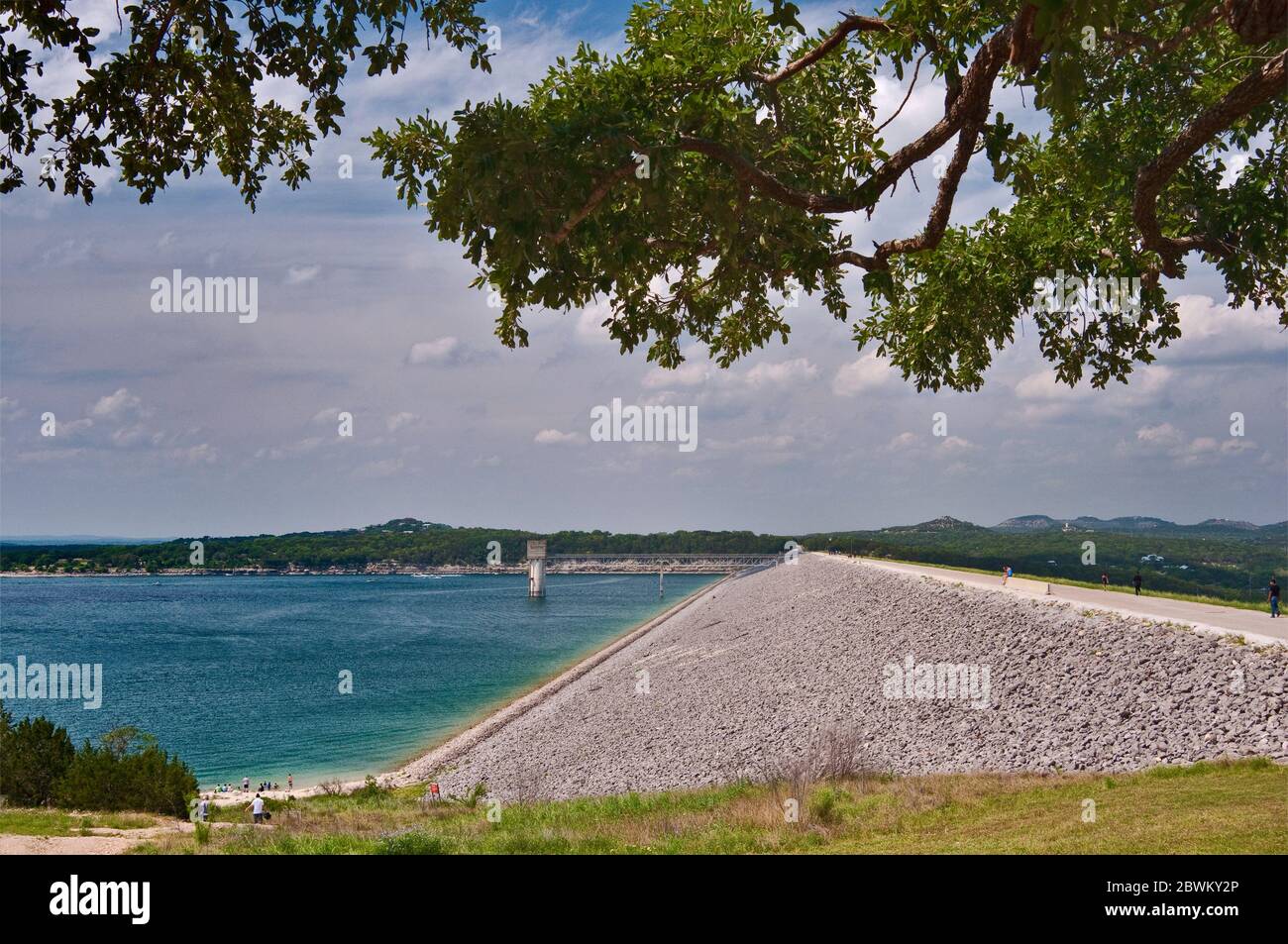 Canyon Dam, ein Erdstaudamm am Canyon Lake, künstlicher Stausee in Hill Country, lebende Eiche, Blick vom Overlook Park, Texas, USA Stockfoto