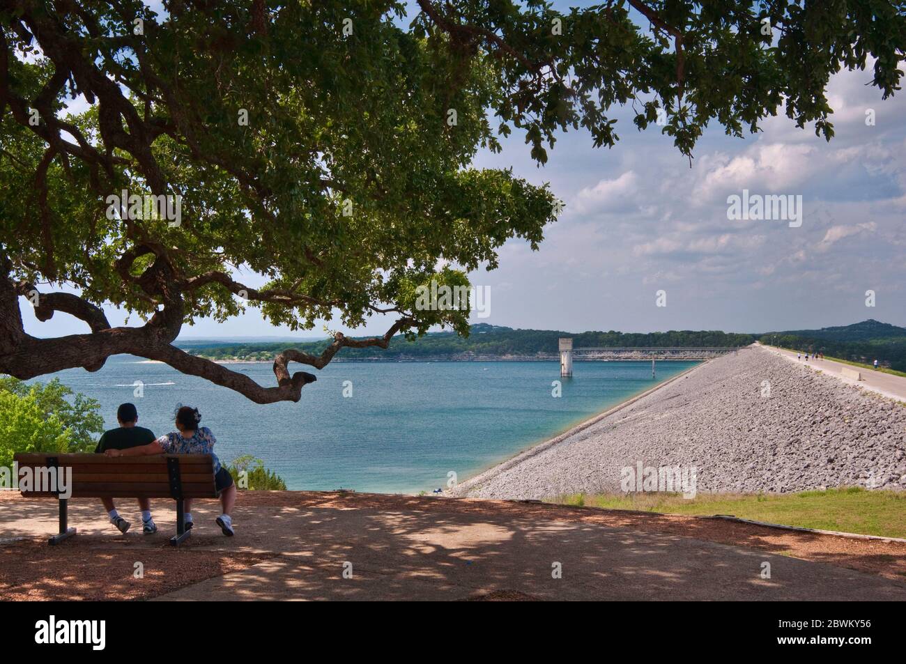 Besucher am Canyon Dam, einem Erdstaudamm am Canyon Lake, künstlichem Stausee in Hill Country, lebender Eichenbaum, Blick vom Overlook Park, Texas, USA Stockfoto