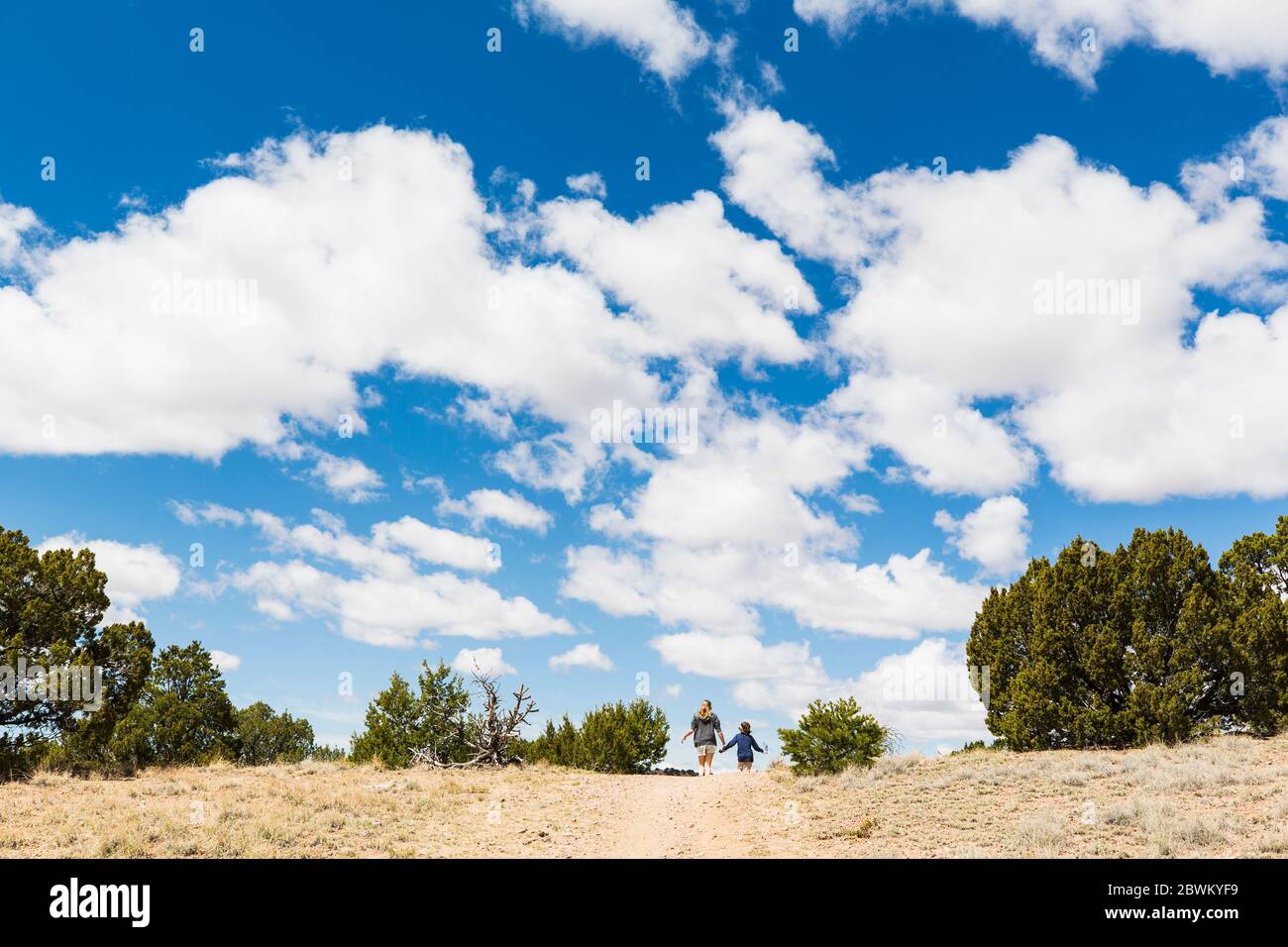 Bruder und Schwester auf dem Wanderweg, Galisteo Basin, NM Stockfoto