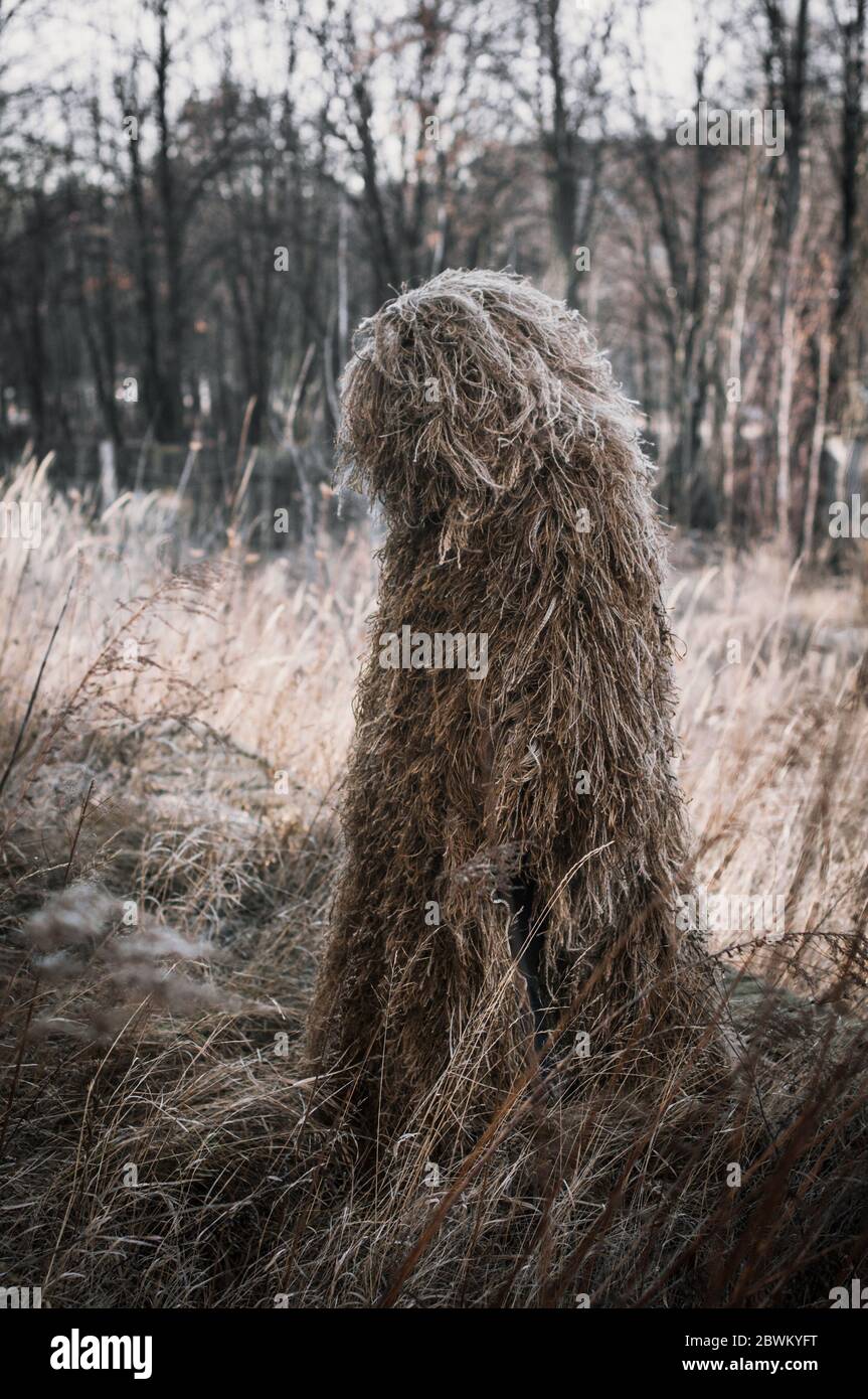 Spezieller Tarnanzug für Militär, Scharfschützen und Geheimdienstler. Unter Feldbedingungen. Stockfoto