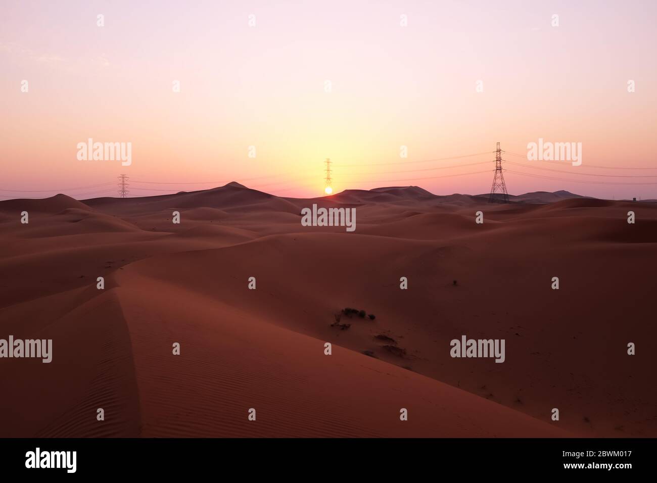 Pastellfarbener Sonnenaufgang in der Al Dahna Wüste in Riad, Saudi Arabien. Neuanfänge und Hoffnungskonzept. Stockfoto
